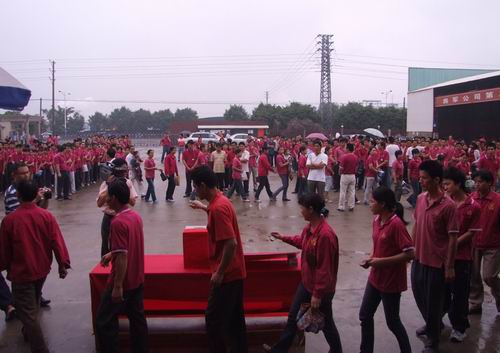 將軍企業(yè)，雨中為四川地震災區(qū)捐款
(圖7)