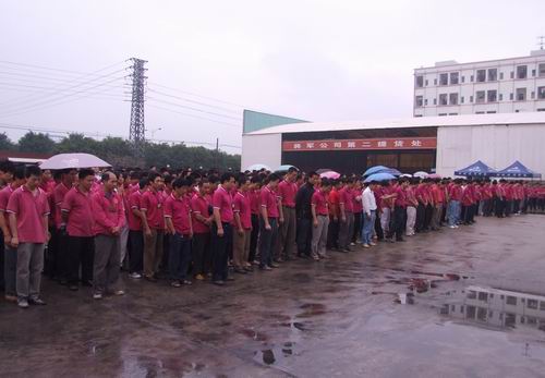 將軍企業(yè)，雨中為四川地震災區(qū)捐款
(圖1)