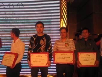 2011年度中國優(yōu)秀陶瓷經(jīng)銷商頒獎典禮，大將軍載譽而歸！
(圖8)